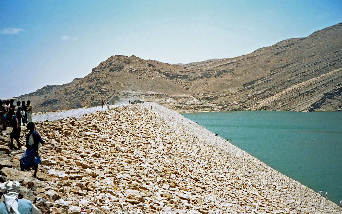 Les royaumes sudarabiques ont également développé des trésors d’ingénierie hydraulique. Le barrage de Marib, ~700/750 av. notre ère, est le plus ancien du monde ! Il est encore observable aujourd’hui (a priori).
