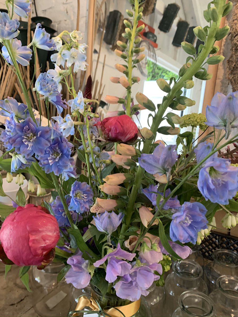 It’s been a wonderful flowery week for our local doorstep jars of seasonal flowers! Free delivery in our electric van within 10 miles of Midhurst during lockdown. #midhurst #flowers #electricvandelivery