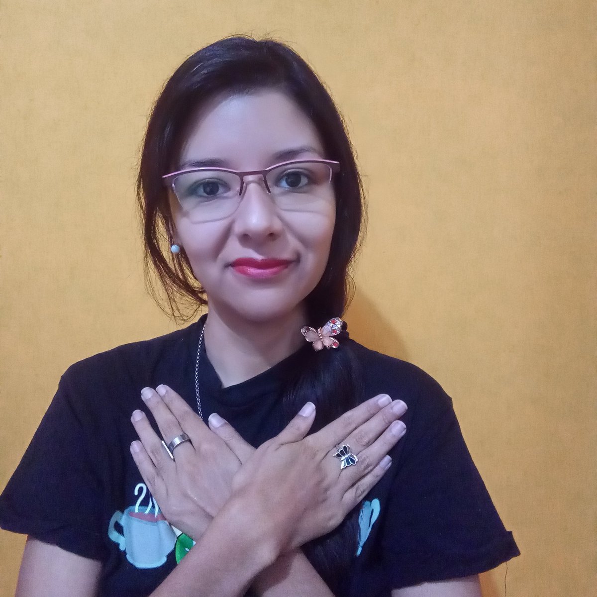 CecyPoetaSanz's tweet photo. Hoy es el #DíaMundialDelLupus 
Junta tus manos por el Lupus 👐 hazte una foto/vídeo y súmate al #RetoMariposa 🦋
@Felupus 
Reto a @valquijada para que se unan conmigo en esta campaña
#InvisibleParaTodosMenosParaLosQueLoPadecen
@AlejandroSanz 
@LFdCesmas https://t.co/jf3lrlMuYw