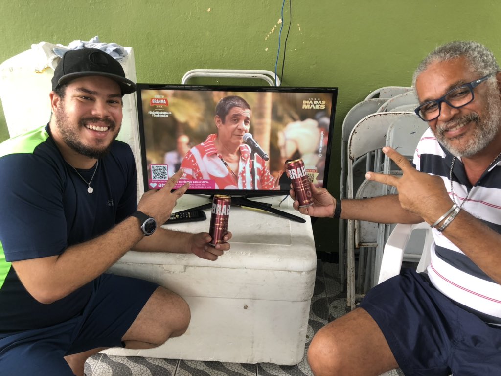 Stellinha24's tweet photo. O dia é das mães, mas eles que estão de olho no presente da @BrahmaCerveja no #ZecaBrahmaLive #DiaDasMãesBrahmaLive #livedozeca https://t.co/jvfxk1GVyh