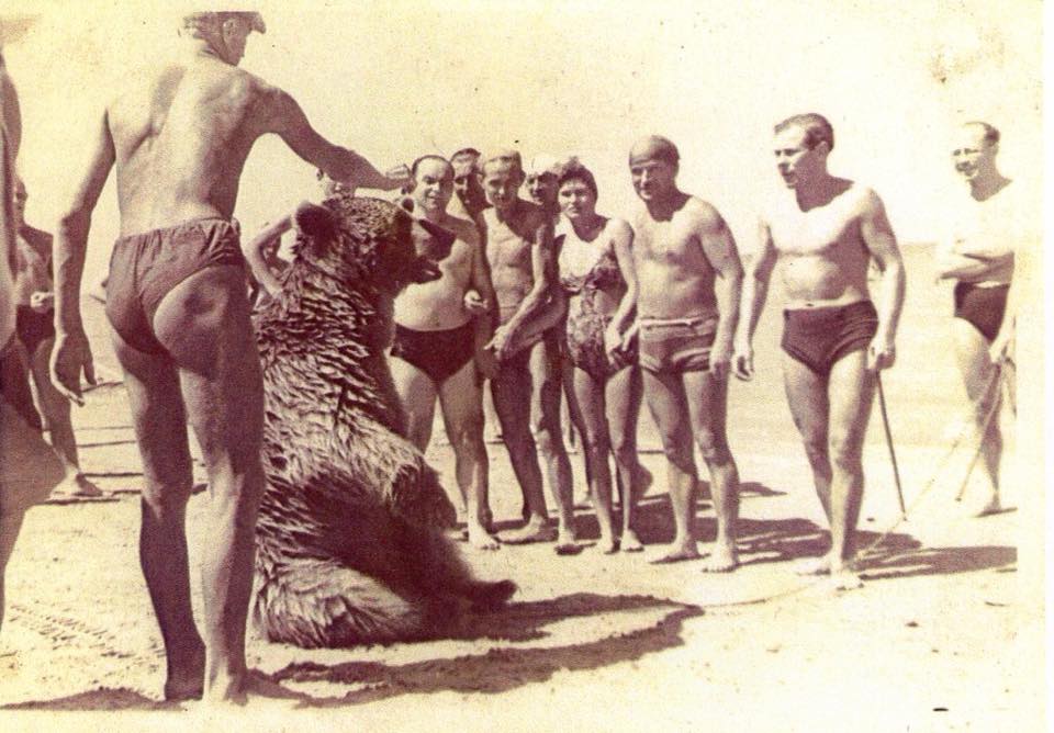 13/ In between action on the frontline Wojtek visited the beach with the soldiers. Unfamiliar wih Wojtek, Italian women got quite the fright!