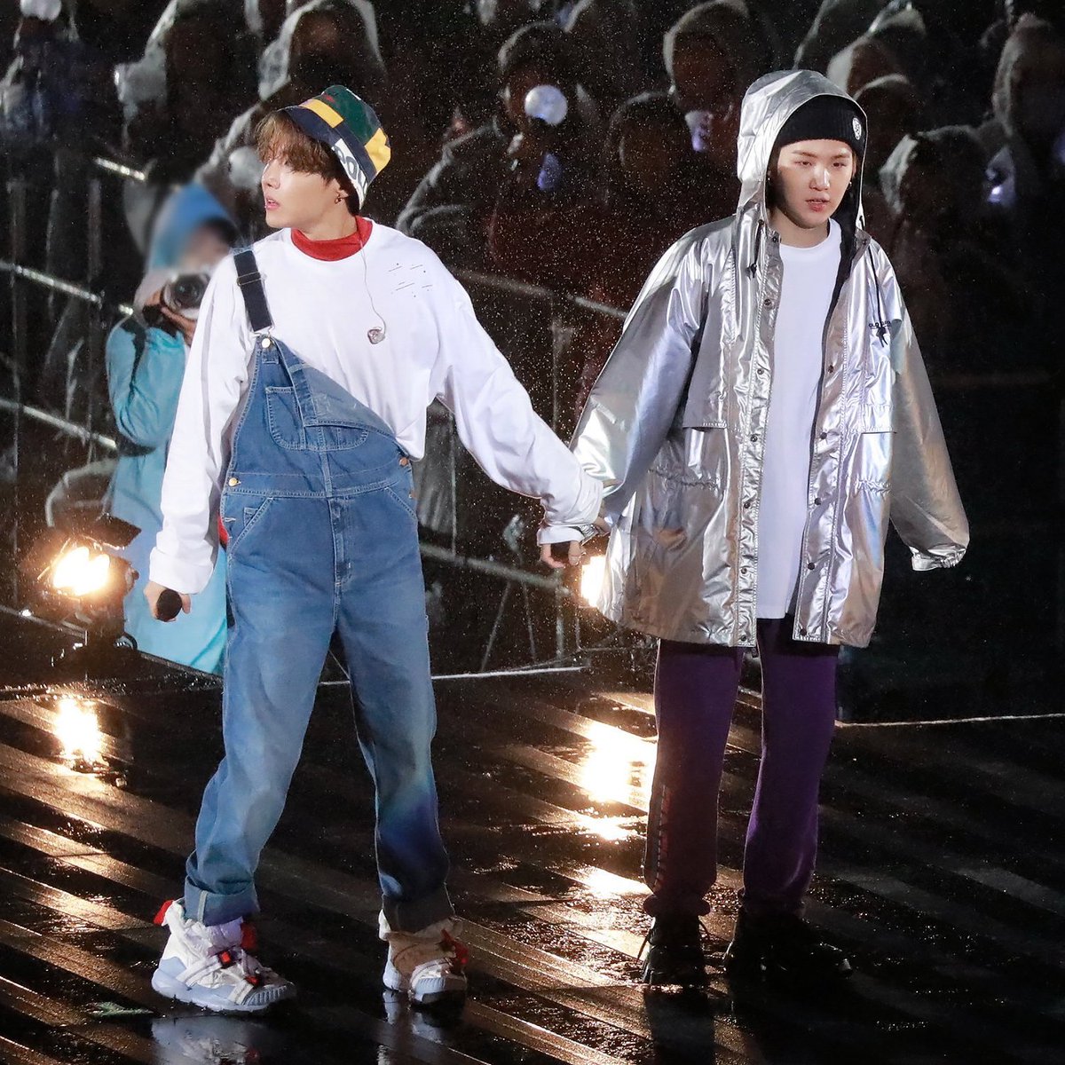 thread of sope holding hands in various ways