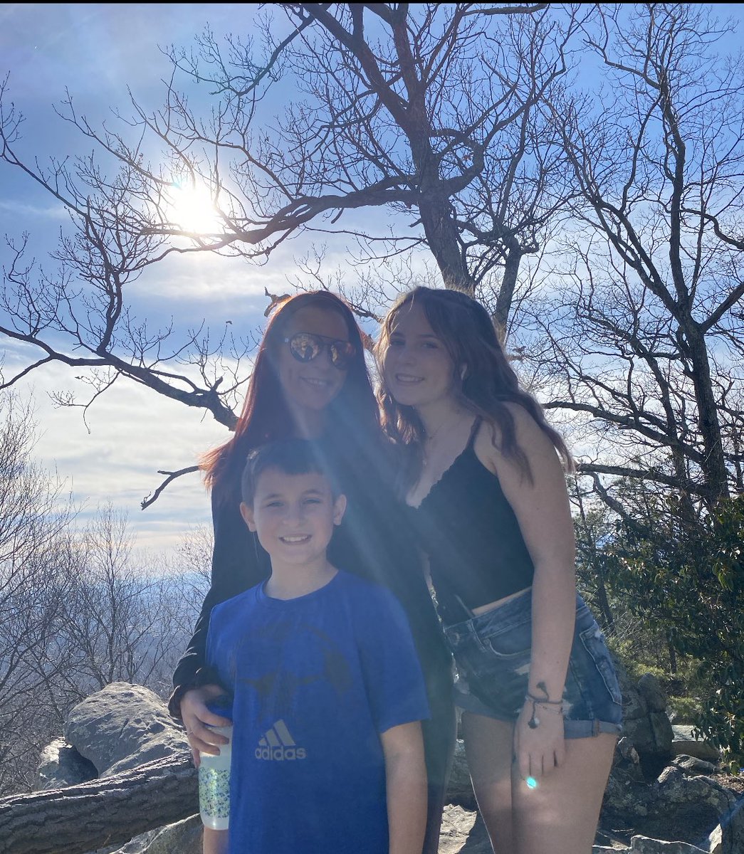 Gillianh05's tweet photo. happy mother’s day to my favorite person and best friend. thank you for everything you do, you mean the world to me! #mothersday2020 @LHSJournalism https://t.co/R0w14XXVXK