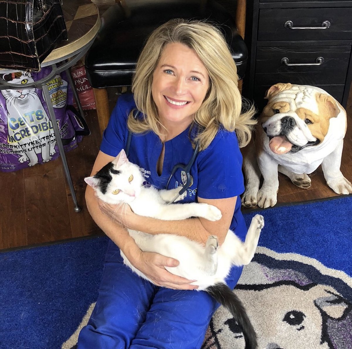 🎶 I only love my bed and my mama, I’m sorry 🎶 HAPPY MOTHER’S DAY to all the fur moms out there! 💐