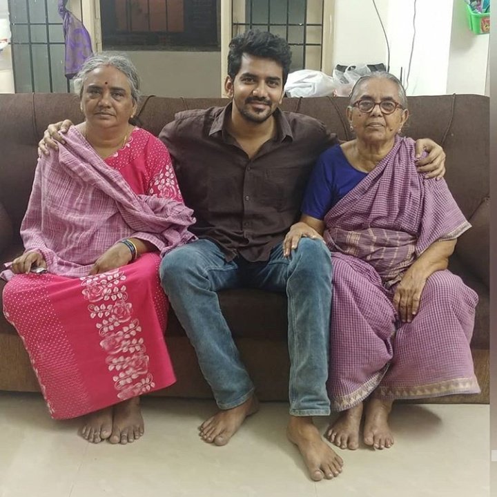 Tis pic will always be special & emotional. The way all the YT channels spewed venom on him & his family is still a fresh wound.More tan tat without knowing the happenings outside,he was fighting a lone battle,his own journey with lots of stress & emotional turmoil.1/4 #Kavin