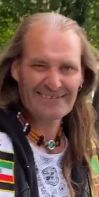 Meine Damen und Herren, 
sie sehen einen "Freiheitskämpfer" der Atil´schen Bewegung. Oder stand er nur für einen überteuerten Veggie Burger an?

#AtillaHildmann