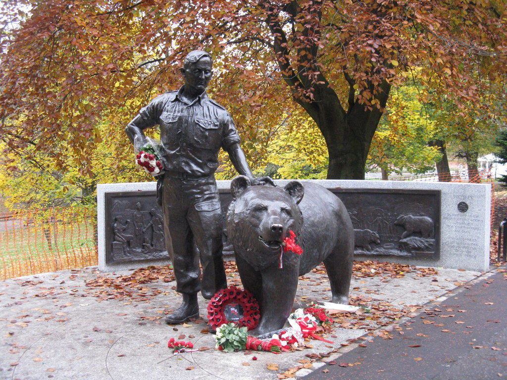 20/ Aileen Orr  @holyroodhound is one of a few exceptional people who’ve put in a lot of effort to keep the memory of Wojtek – and those he fought with - alive. It was thanks to her efforts there is now a really impressive statue in the centre of  #Edinburgh