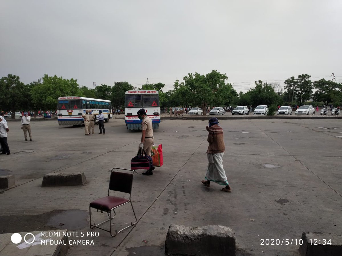 Going beyond the call of duty !!!
Chandigarh police official helping an old lady at holding center for special train to Gonda.
#respect
#unitedagainstcorona