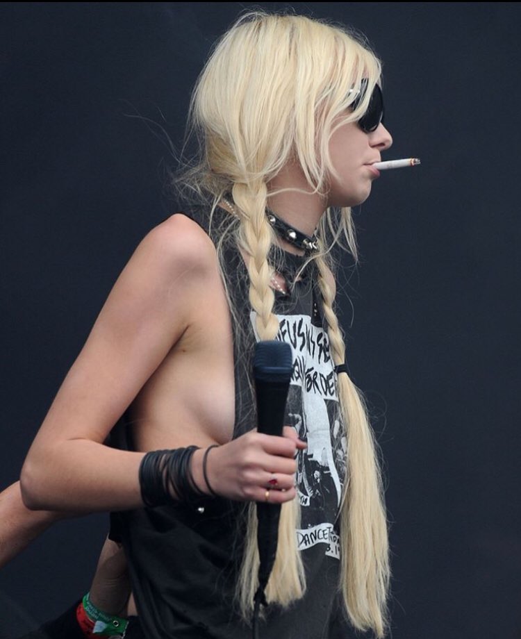 Soph2242's tweet photo. We don’t want you lads we want Taylor Momsen x https://t.co/vWgbnRmCvL