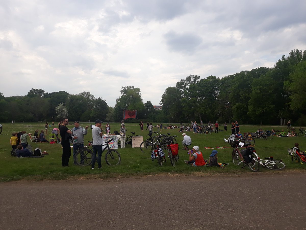 reneloch's tweet photo. Heute gab es in Kleinzschocher wieder eine "Tanzdemo" gegen die Corona-Maßnahmen. Einige Personen wollten mit Megafongeräuschen dagegen protestieren, aber das Ordnungsamt verbot das. Danach diskutierten sie mit Demo-Organisator Karsten Wolf über fehlende Grenzen zum rechten Rand. https://t.co/ZTCH4ThrZF