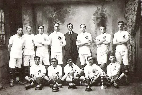 5/ Solo Veitch volvería para la Copa de 1911 que se jugaría en Jolaseta. Con él llegaron Sloop (o Hesloop) y Martin (o Martins), que jugaron el primer choque contra el Fortuna de Vigo (en la foto) pero que tuvieron que retirarse de la Copa ante la denuncia de la Real Sociedad.