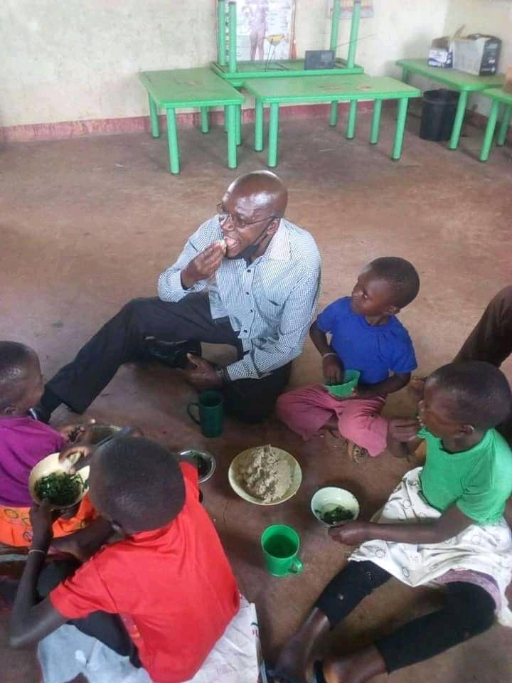 munyaoerik's tweet photo. This is why @WilliamsRuto must be president his people trully love Kenyans. #FreeMosesKuria #employdegreehealthcareworkers #HappyMothersDay https://t.co/JSLkl5457L