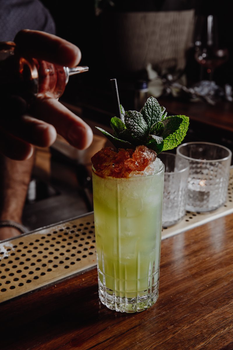 Sustainable_Bar's tweet photo. 🌿 Mint Mocktail 🌿
A simple twist on a #lemonlime #bitters mocktail, with some added #mint #syrup.
- Mint Syrup 🌿
- Lime Juice 🟢
- Lemon Juice 🍋
- Soda water 🌊
- Bitters 🧪
#cocktails #mixology #drinks #cocktailart #mixologyart #bar #craftcocktails #drink #drinkhack https://t.co/o4VTL0sPb1