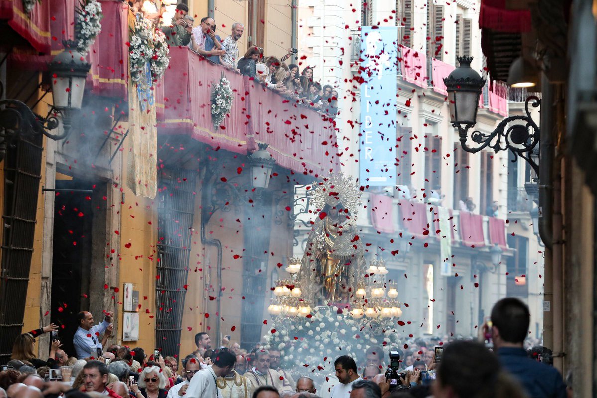 JCF_Valencia's tweet image. 🌸🏵 Acabaríem el dia de la Mare de Déu amb la solemne processó, amb la participació de les #FFMMV i les seues Corts d'Honor, les representants de les comissions falleres, els altars i diferents sectors de la festa de #València, que ompliria el centre de la ciutat de devoció. 💐