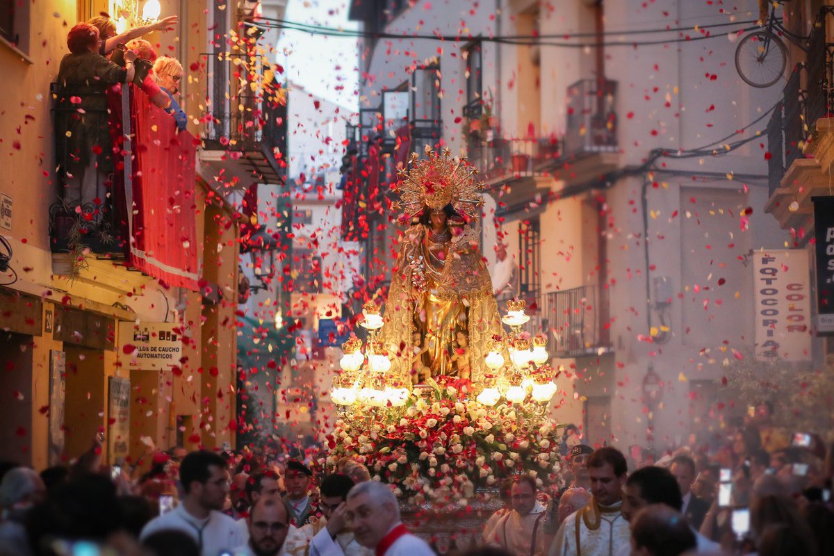 JCF_Valencia's tweet image. 🌸🏵 Acabaríem el dia de la Mare de Déu amb la solemne processó, amb la participació de les #FFMMV i les seues Corts d'Honor, les representants de les comissions falleres, els altars i diferents sectors de la festa de #València, que ompliria el centre de la ciutat de devoció. 💐