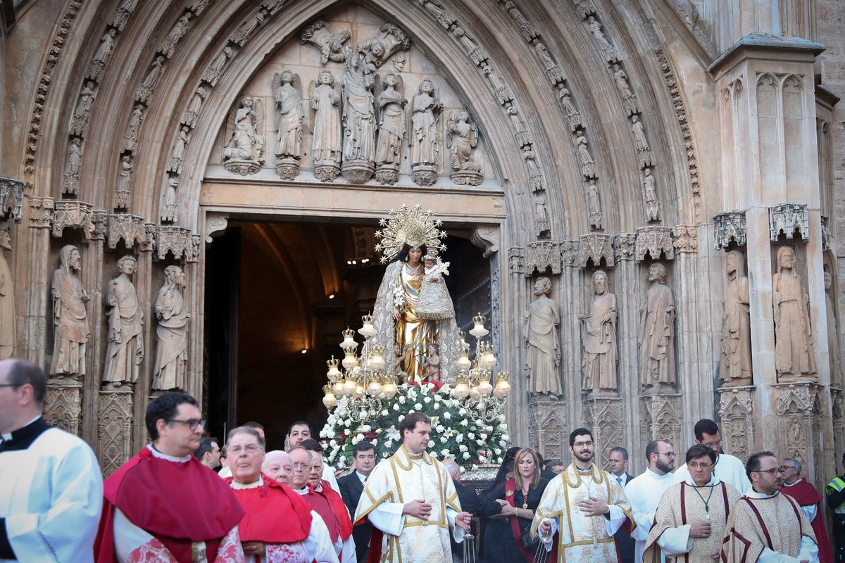 🌸🏵 Acabaríem el dia de la Mare de Déu amb la solemne processó, amb la participació de les #FFMMV i les seues Corts d&#39;Honor, les representants de les comissions falleres, els altars i diferents sectors de la festa de #València, que ompliria el centre de la ciutat de devoció. 💐