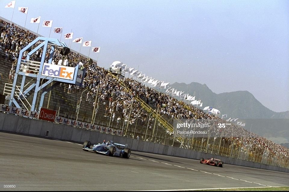jackson2lincoln's tweet photo. 🏆 Há 22 anos, Greg Moore vencia a Rio 400 em Jacarepaguá, no Rio de Janeiro. 🏁
🇨🇦 O piloto canadense assumia a liderança do campeonato após fazer uma espetacular ultrapassagem em Alex Zanardi a cinco voltas do final da prova.
#GregMoore99 #IndyCar #Rio400 #RiodeJaneiro #CART https://t.co/DzcGnIIr3n