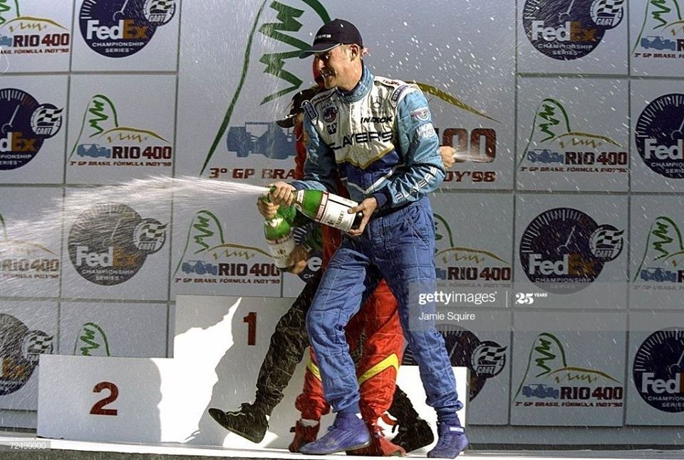 jackson2lincoln's tweet photo. 🏆 Há 22 anos, Greg Moore vencia a Rio 400 em Jacarepaguá, no Rio de Janeiro. 🏁
🇨🇦 O piloto canadense assumia a liderança do campeonato após fazer uma espetacular ultrapassagem em Alex Zanardi a cinco voltas do final da prova.
#GregMoore99 #IndyCar #Rio400 #RiodeJaneiro #CART https://t.co/DzcGnIIr3n