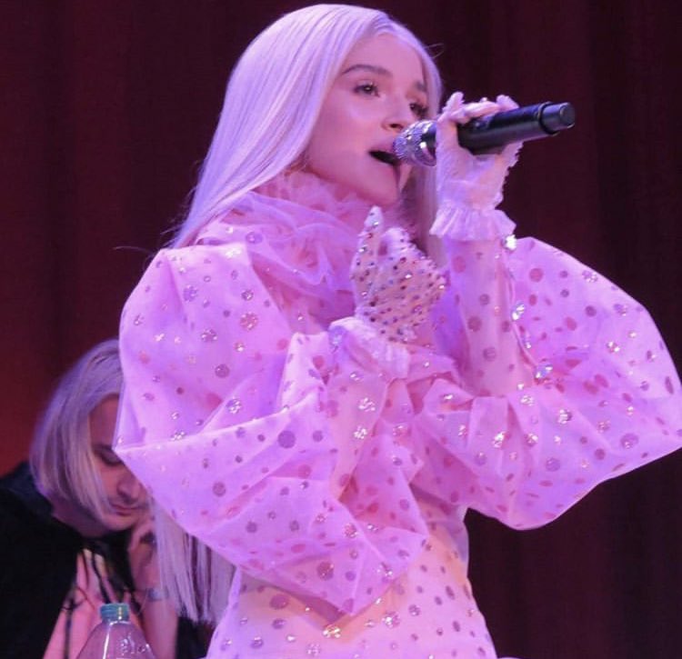 anxthinglikeme's tweet photo. remember when poppy ended toxic masculinity by wearing a pink dress🤩🤩🤩🤩🤩 https://t.co/sqJngIJU8J