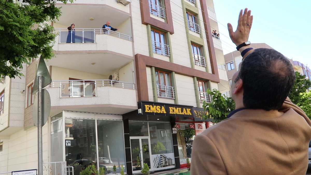 Karakoprubel's tweet photo. Kovit - 19 tedbirleri kapsamında sokağa çıkma kısıtlamasında Başkanımız @MetinBaydilli iftar öncesi mobil Ramazan aracı programına katılarak balkonlarda bulunan annelere karanfil hediye etti. #annelergunu #Ramazan https://t.co/d2CjCmSx1b