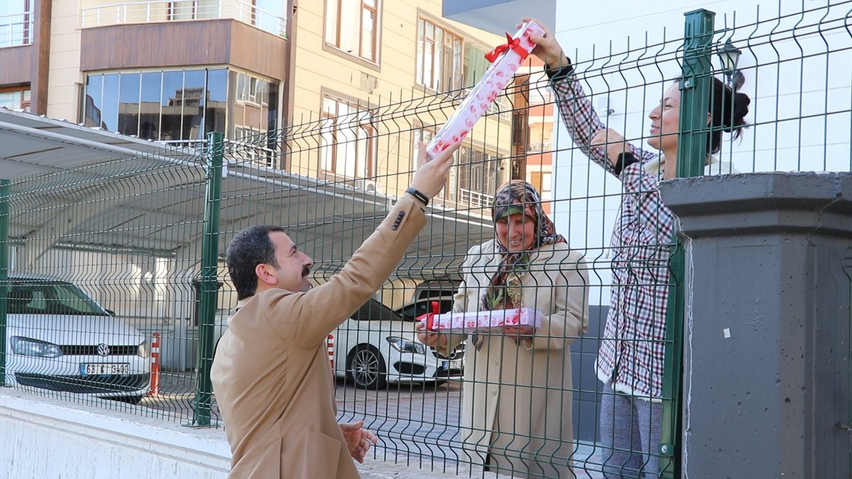 Karakoprubel's tweet photo. Kovit - 19 tedbirleri kapsamında sokağa çıkma kısıtlamasında Başkanımız @MetinBaydilli iftar öncesi mobil Ramazan aracı programına katılarak balkonlarda bulunan annelere karanfil hediye etti. #annelergunu #Ramazan https://t.co/d2CjCmSx1b