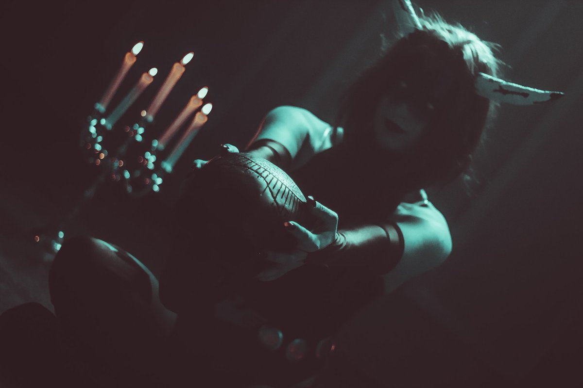tenorstar's tweet photo. "If I can be the devil, you can be the sinner."

___ Raven by @tenorstar 
📸 by @Amapolchen 

#Raven #TeenTitans #Titans #DemonRaven #Cosplay #RachelRoth https://t.co/yo0xU1P8tB