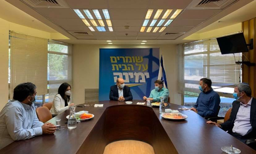 IsraelIsForeve1's tweet photo. Yamina discute de son entrée au Gouvernement aux conditions du Likoud (ministère de l’éducation, de Jérusalem et des implantations et du service national, un poste de vice ministre et à des commissions de la Knesset) ou s’ils restent ds l’opposition.
Et vous, qu’en pensez vous? https://t.co/dGRW3xbUfI