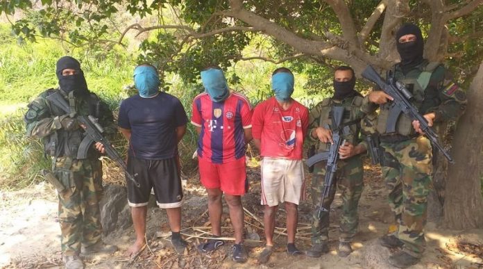 El_Ciudadano's tweet photo. El Jefe de Estado venezolano instó a las comunidades #ColoniaTovar, #Petaquire, #Petaquirito, donde se presume están escondidos los mercenarios a fin de colaborar con las autoridades
https://t.co/krHQA41OT8
Para apoyar el periodismo independiente 👉🏻 https://t.co/I9NtYkpfIa https://t.co/htUkmKV8Bf