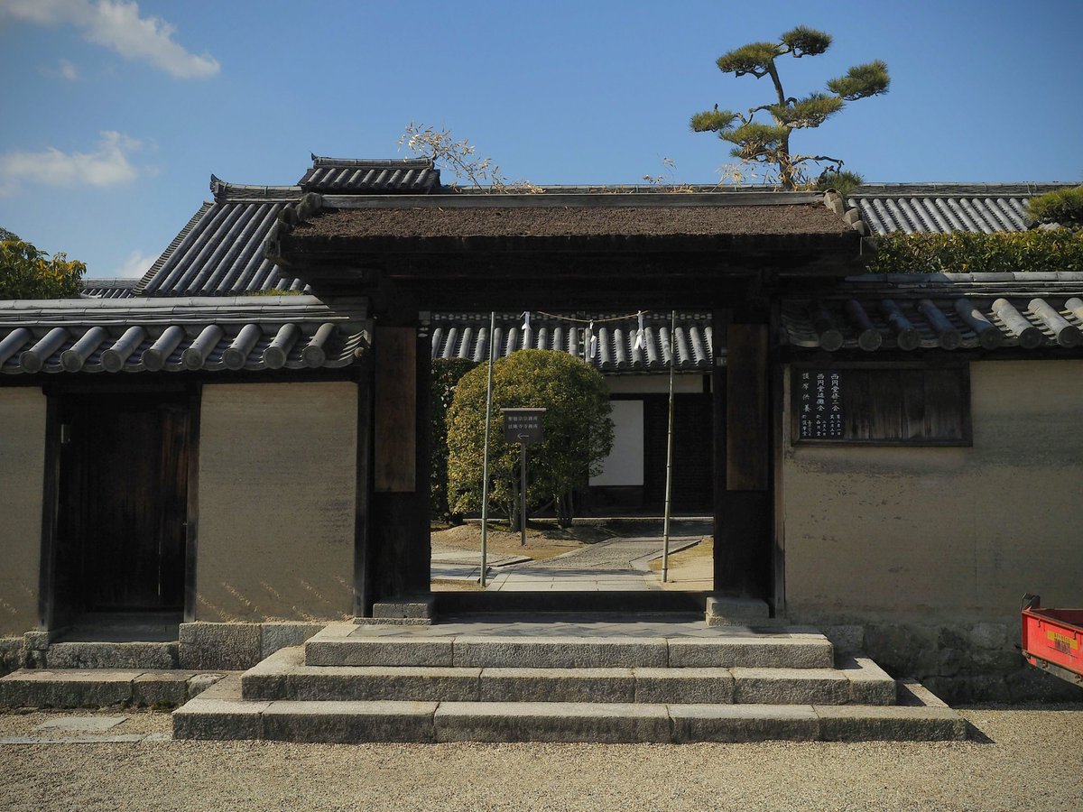 さしさし 芝棟の続き 本書とは関係ありませんが 上土門 と云う唯一残る珍しい建築が 法隆寺にあります 名残り建築 の一つで本来は土と植物を載せますが現在は桧皮葺です 古図には度々あり 現在はココだけで 殆ど見過ごされる物件ですが 法隆寺に