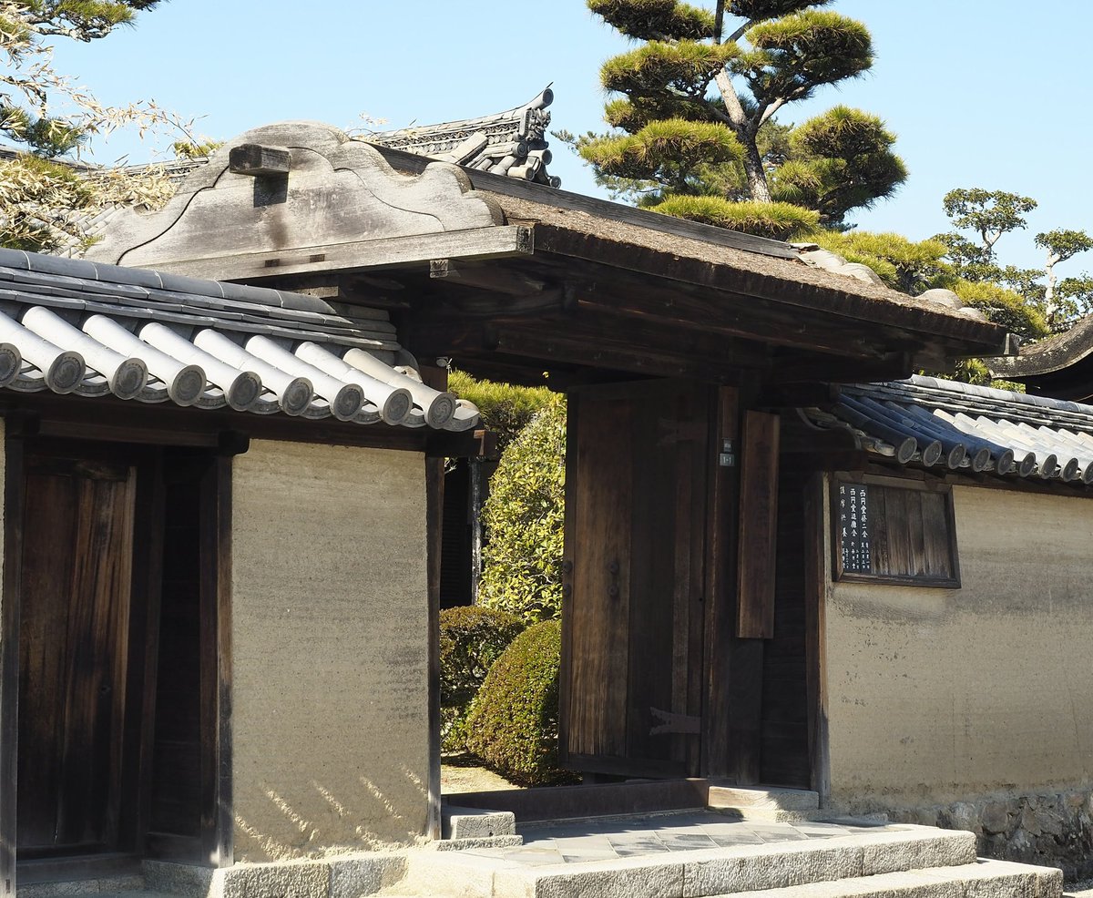 さしさし 芝棟の続き 本書とは関係ありませんが 上土門 と云う唯一残る珍しい建築が 法隆寺にあります 名残り建築 の一つで本来は土と植物を載せますが現在は桧皮葺です 古図には度々あり 現在はココだけで 殆ど見過ごされる物件ですが 法隆寺に