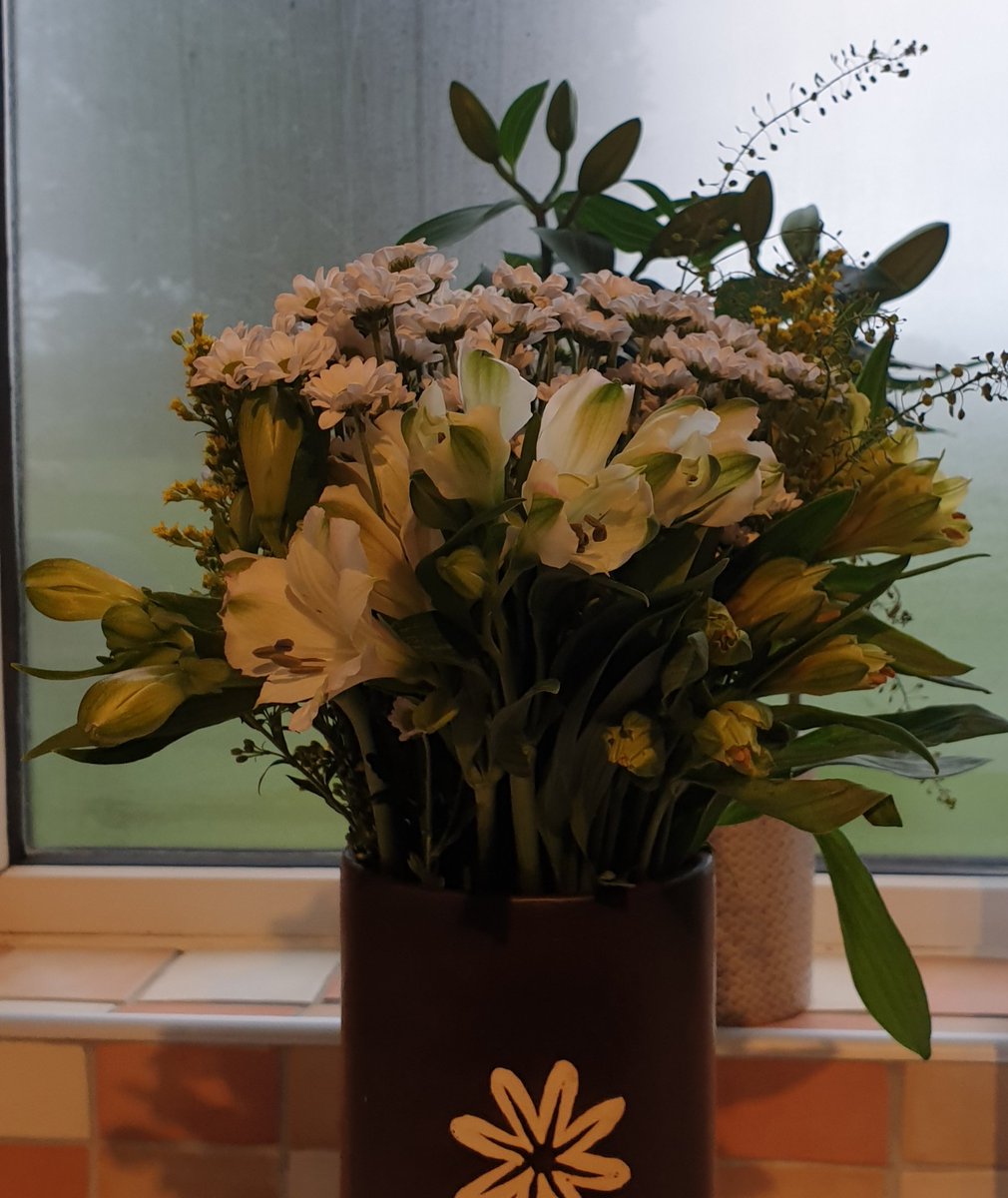 amandablake67's tweet photo. Thank you to "all my friends" @bedfordhospital for the lovely surprise gift delivery 😁 https://t.co/OnyVHBMG0A