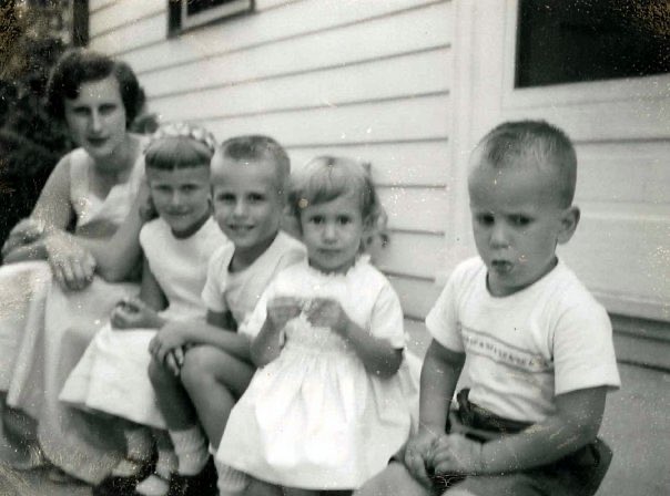 DefabisF's tweet photo. Well, 3 out of 4 kids smiling for Mom is a good mother's day tribute...can’t expect ALL 4 now can we Danny?? https://t.co/9fGz9dA6Sp