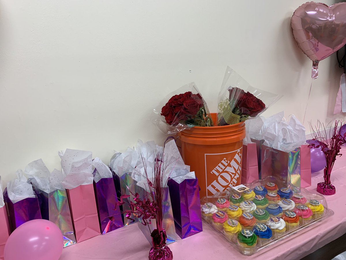 We love our “MOTHERS” at 2903!! A rose and a gift bag for these ladies on Mother’s Day!! Topping it off with a cupcake:)
Thanks for all you do!
HAPPY MOTHER’S DAY🎊