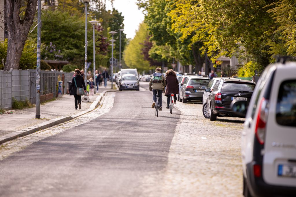 Radkultur_MD's tweet photo. Was bringt die neue Radbahn in der Wilhelm-Külz-Straße denn nun wirklich und wird sie genutzt? Wir haben diese Woche mal den Verkehr in der Straße gezählt. Fazit: Die Fahrradstraße kann kommen. 😉 https://t.co/HT5u9JKctr