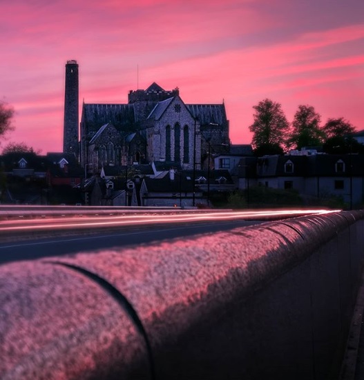 LoveKilkenny's tweet photo. The setting sun casts some amazing pinks across St. Canice's Cathedral and St. Francis Bridge in Kilkenny City #lovekilkenny #coloursofkilkenny

📸by  @derekdelaneyphotography https://t.co/9rAP5lGfXt