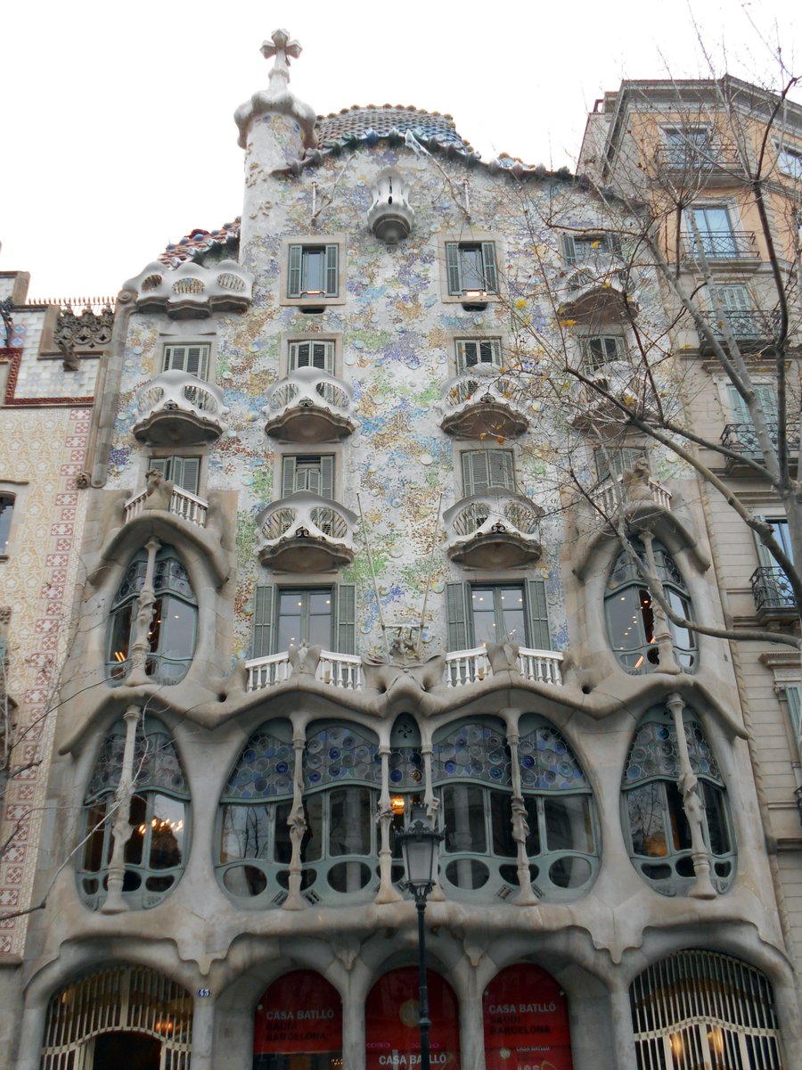 Si nos hablan de arquitectura modernista, inmediatamente todos pensamos en Barcelona por culpa de Gaudí. Y es lógico, pero no único. Abro hilo.