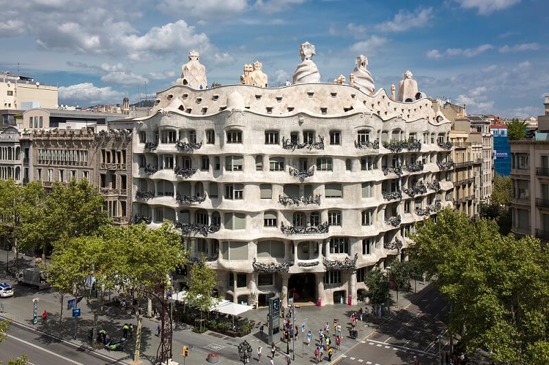 Si nos hablan de arquitectura modernista, inmediatamente todos pensamos en Barcelona por culpa de Gaudí. Y es lógico, pero no único. Abro hilo.