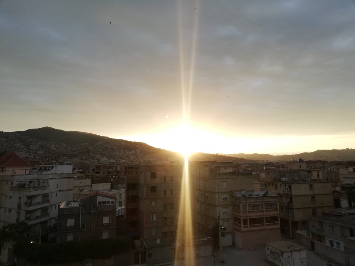 illligirl's tweet photo. Today's sunset was something else ๐๐ saha ftourkoum ๐ https://t.co/abBe8Oj50g