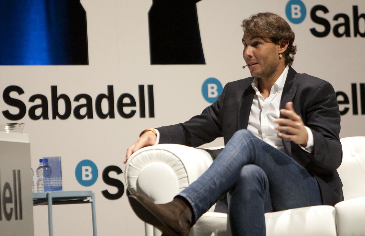 In early February, Rafa takes part in the Banc Sabadell event held in Vigo and poses with Celta’s footballer Brais Mendez.