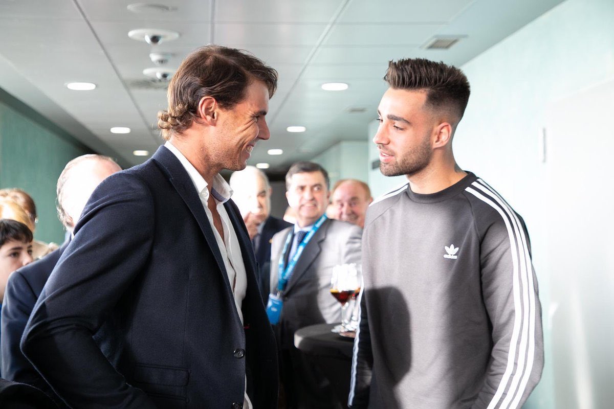 In early February, Rafa takes part in the Banc Sabadell event held in Vigo and poses with Celta’s footballer Brais Mendez.