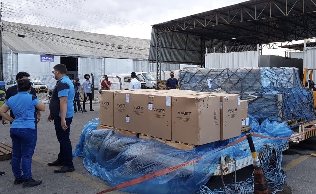 Chegaram ao Ceará mais dez respiradores comprados pelo Governo do Estado e Pref de Fortaleza, que estavam retidos em SP. Dos 94 respiradores retidos, recebemos 38 após determinação da Justiça. O restante chega este mês. Continuamos abrindo leitos todos os dias para salvar vidas.