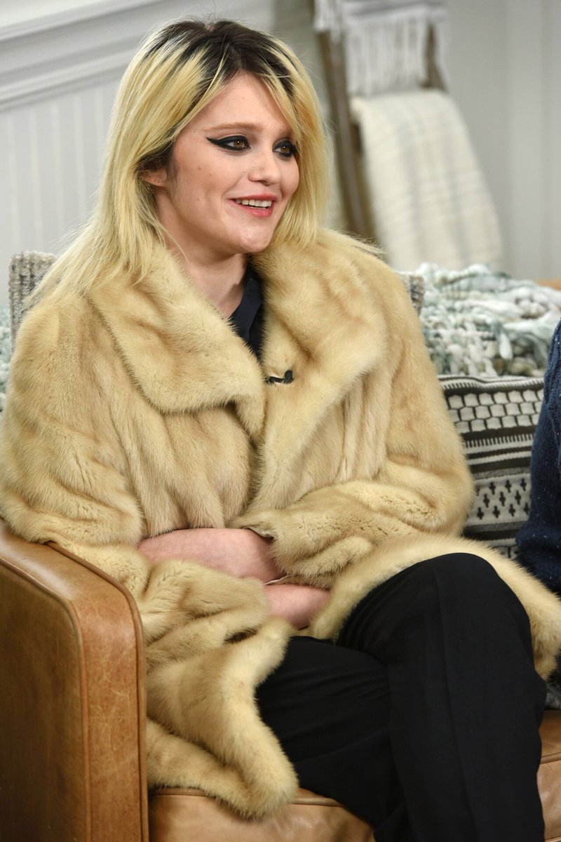 ROOTS 2018: also GORGEOUS but sky wasn’t serving as consistently as she had in the past. her fabled “heavily visual EP,” saks potts shoots, promoting lords of chaos, and voices carry demo era