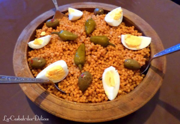 La seffa soufia/biskria ou encore mfawer, un de mes plats favoris. Il est fait de petit plombs (similaire au berkoukes), mélangés à une sauce rouge épicée et relevée à l’ail. Un délice.