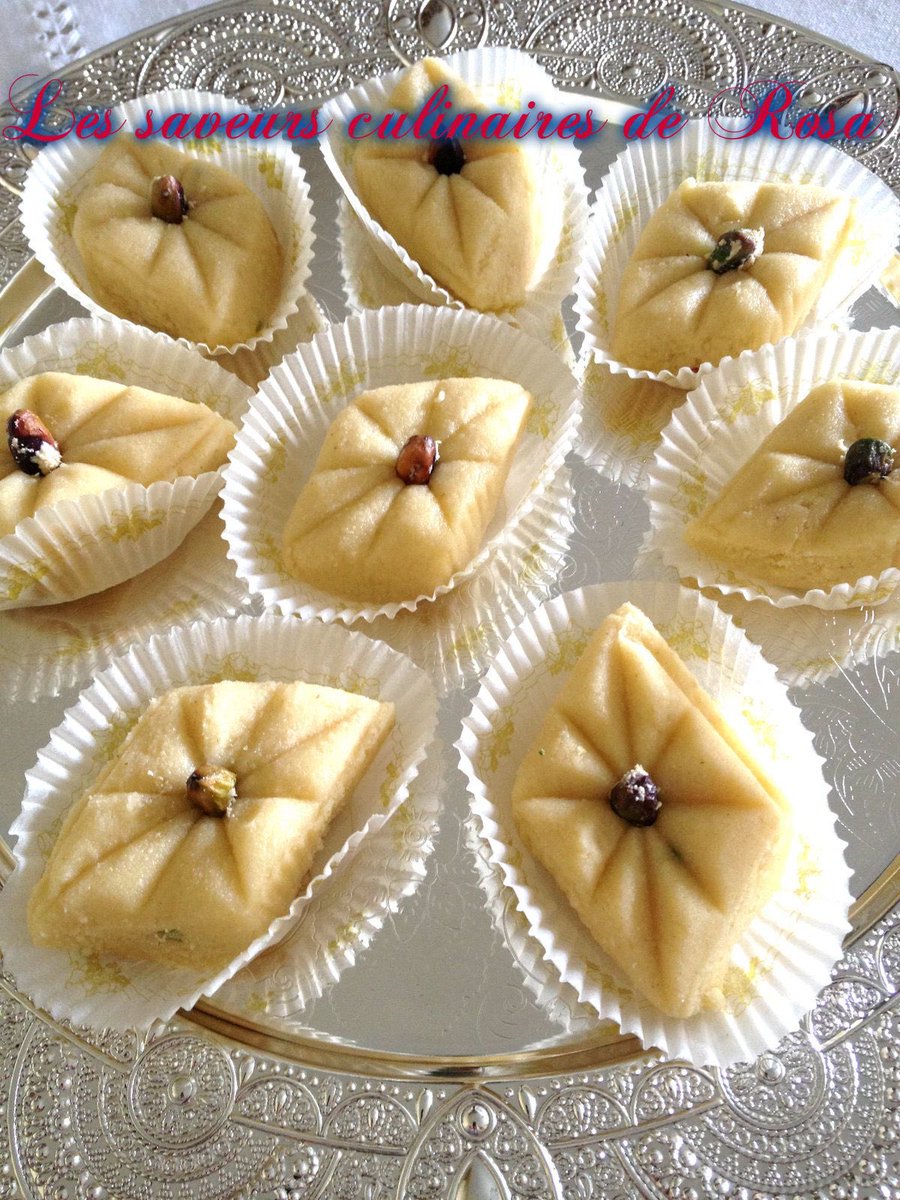 Tamina baida, ou Tamina blanche, un dessert de fête préparé à l’occasion du Mawlid Nebbi ou après un accouchement. Il s’agit d’un entremets pâteux à base de semoule grillée, de farine de pois chiches torréfiée, de beurre et de miel.