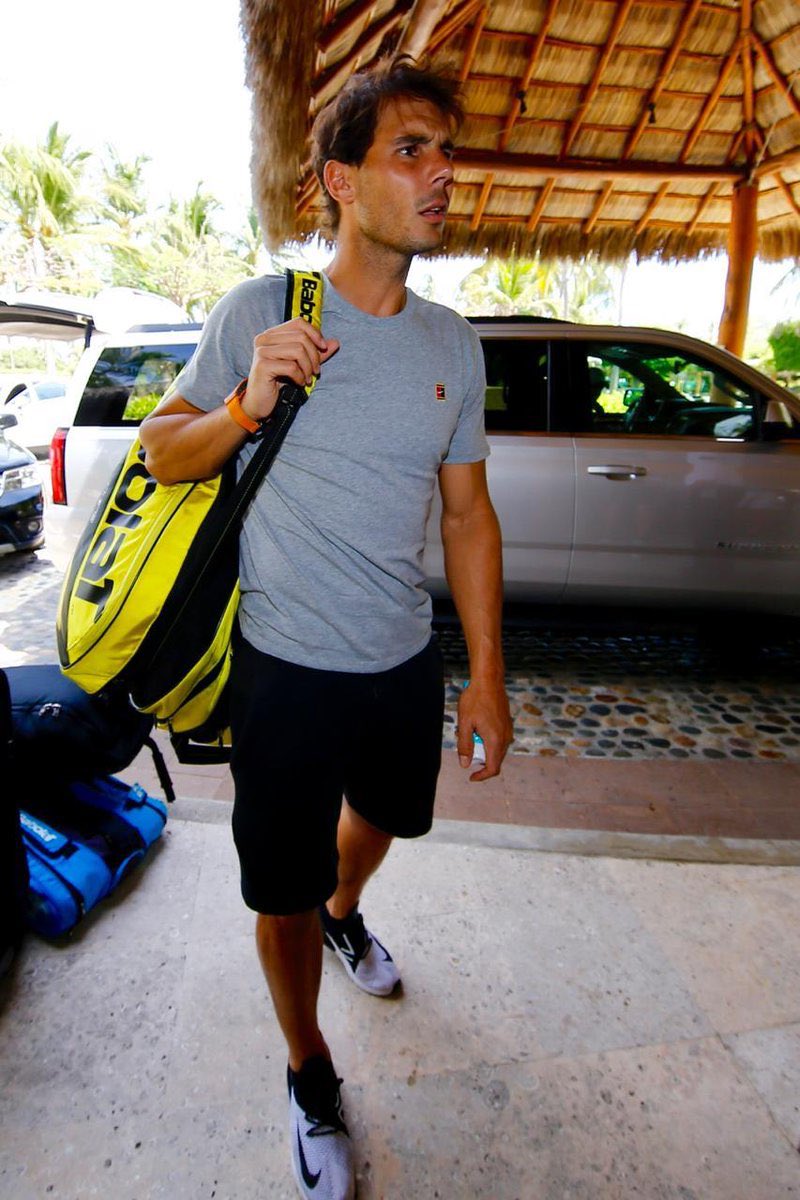 In February 22th, Rafa arrives in Acapulco and participates to the Black Party with his coach Carlos Moyà and some friends.