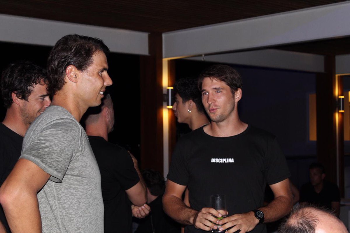 In February 22th, Rafa arrives in Acapulco and participates to the Black Party with his coach Carlos Moyà and some friends.