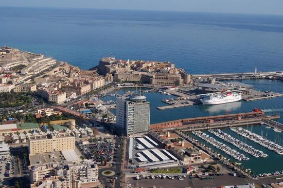 Resulta que en Melilla la construcción estaba copada principalmente por ingenieros militares. Y algunos muy buenos, como Emilio Alzugaray. Pero Enrique Nieto era otra cosa. Venía de la cuna del modernismo, y eso hace. Se tiene constancia de más de 1100 trabajos.