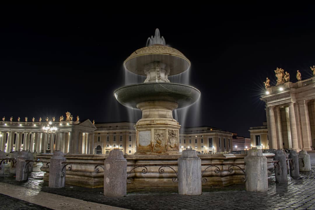 Turismoromaweb's tweet image. A spring night in Rome: suddenly the sky is made of silk, and the fountain's voice is breaking the silence. In the pic St. Peter's Square.

📸 IG francescomelchiorri

#istayhome