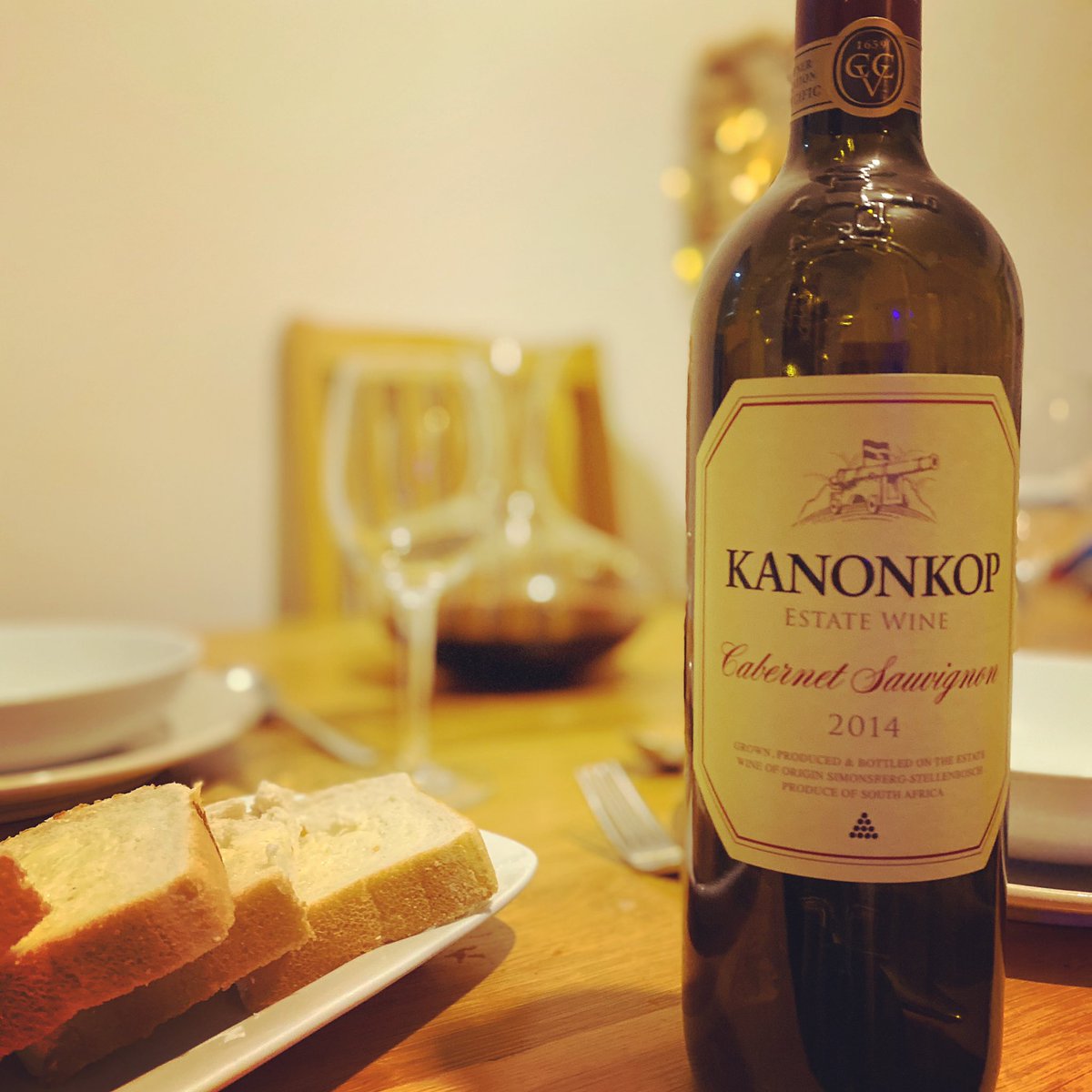 The_Sip_Advisor's tweet photo. Another big Cabernet Sauvignon, this time from Stellenbosch, South Africa. Blackcurrant, blackberry and chocolate flavours with smooth earthy tones, balanced beautifully with a finish that seems to last forever. A wine that is great to drink now or 7/8 years down the line. https://t.co/d9a1d1PF1x