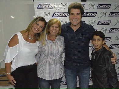 JusieliS's tweet photo. @cantordaniel um dia inesquecível na vida da minha mãe, na foto: minha mãe, meu filho e eu no camarim do Daniel e hoje essa live de presente do dia das mães #danielnaband #DanielBrahmaLive #DiaDasMãesBrahmaLive ♥️♥️💙💙 https://t.co/jWapAu9uP3